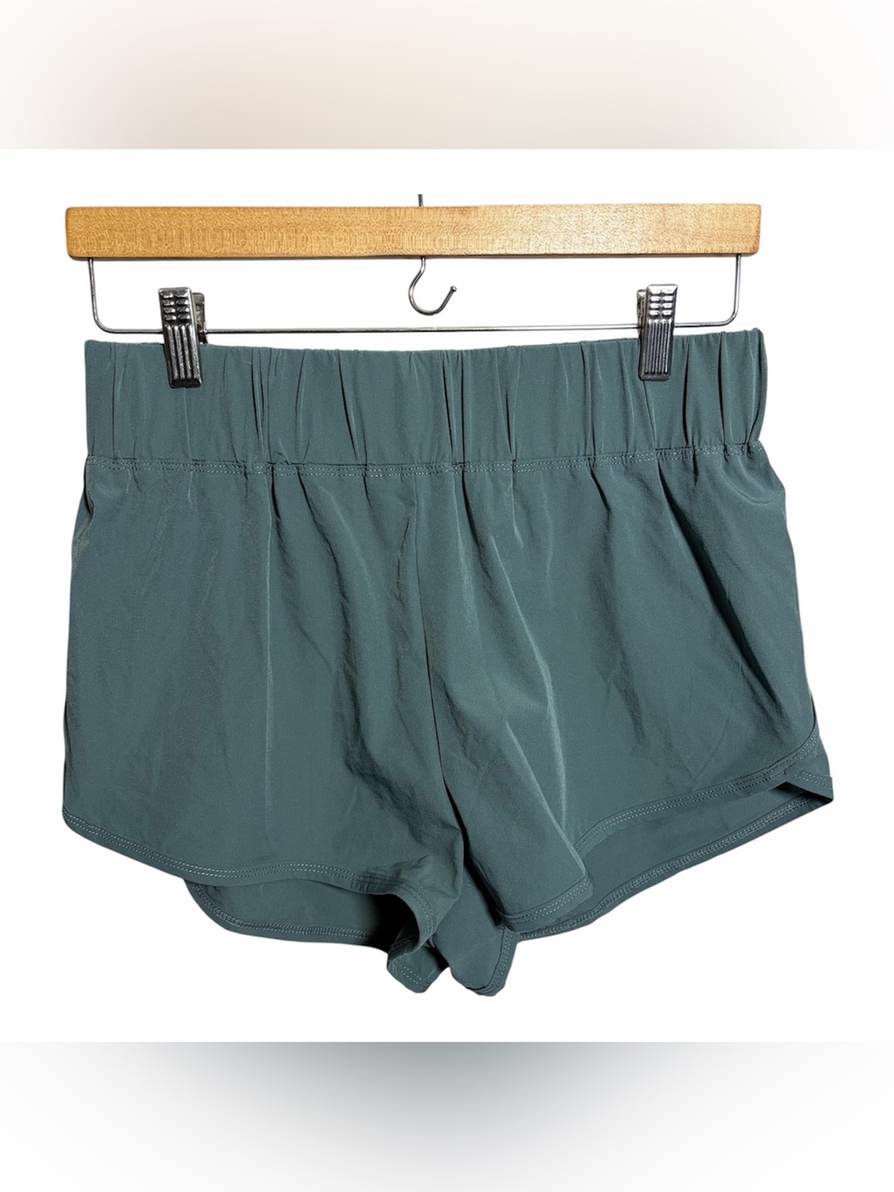 Halara High Waisted Dolphin Hem Casual Shorts 2" Medium NWT